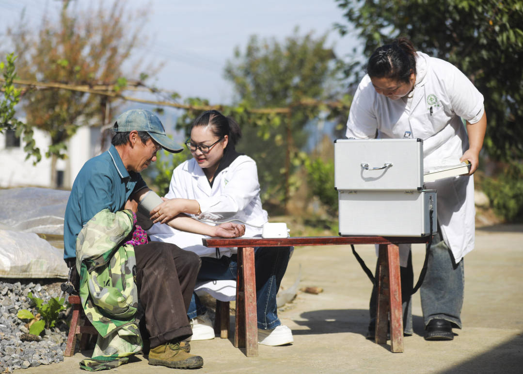 黔西五里鄉 “家庭醫生”送診到家，健康咨詢暖人心